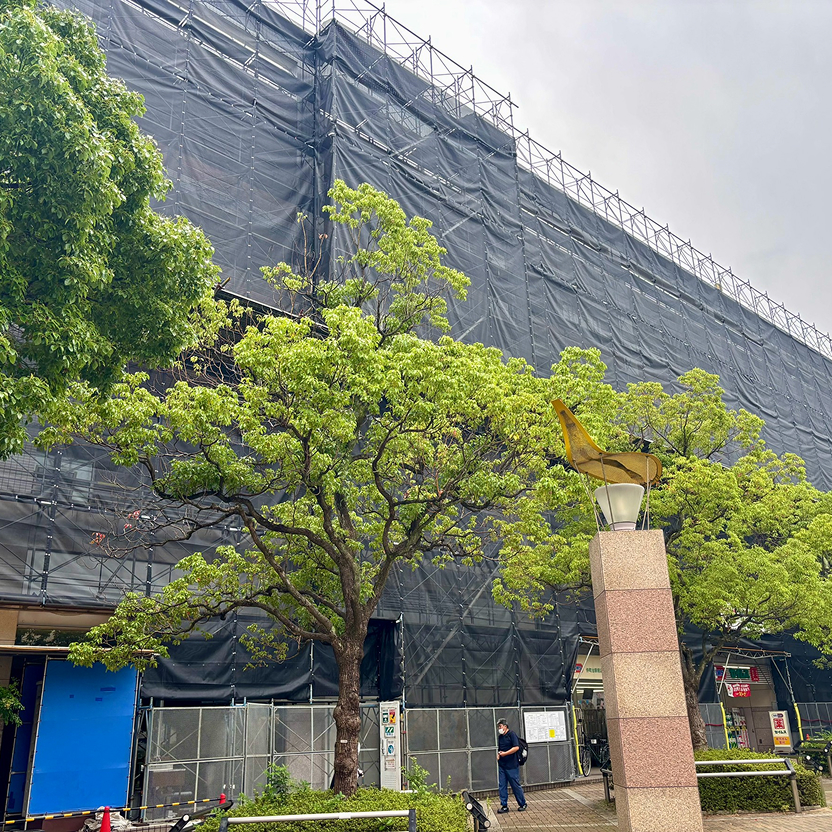店舗が入る建物の外周に設置された足場