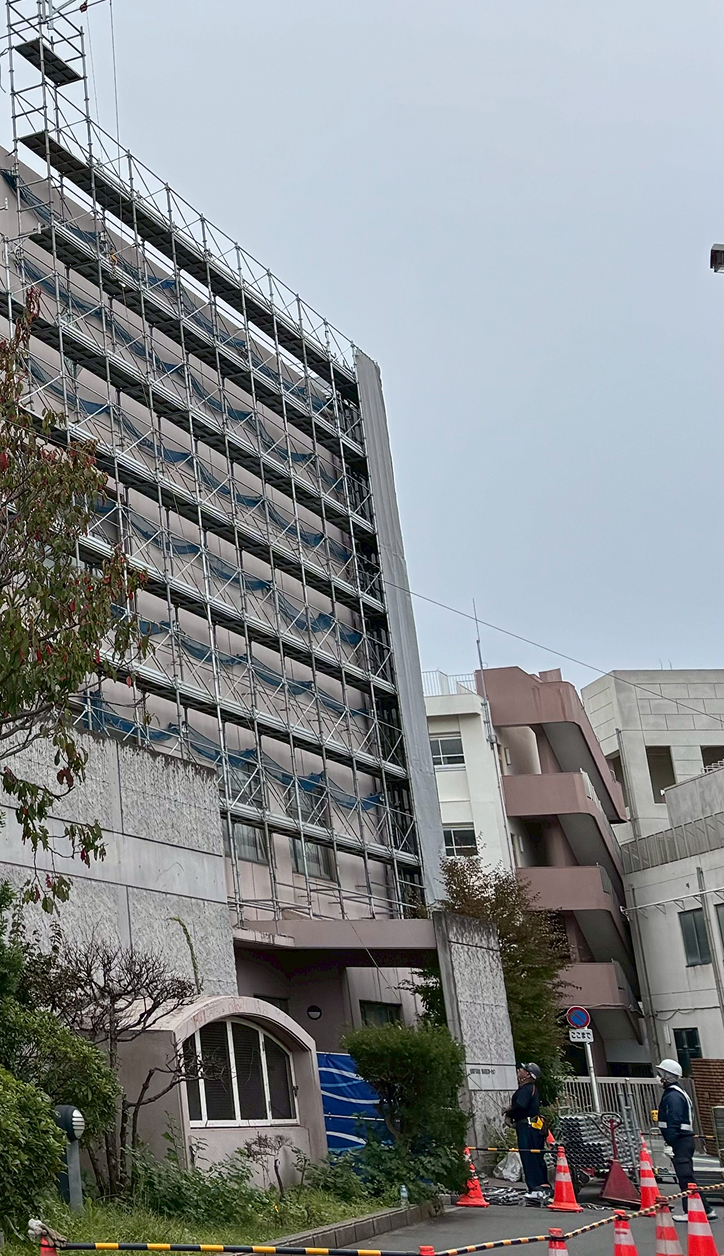 建物改修工事で設置された足場